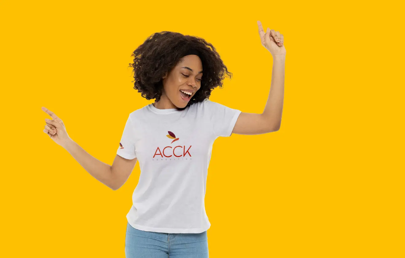 Aplicación de ACCK Consulting en una camiseta blanca