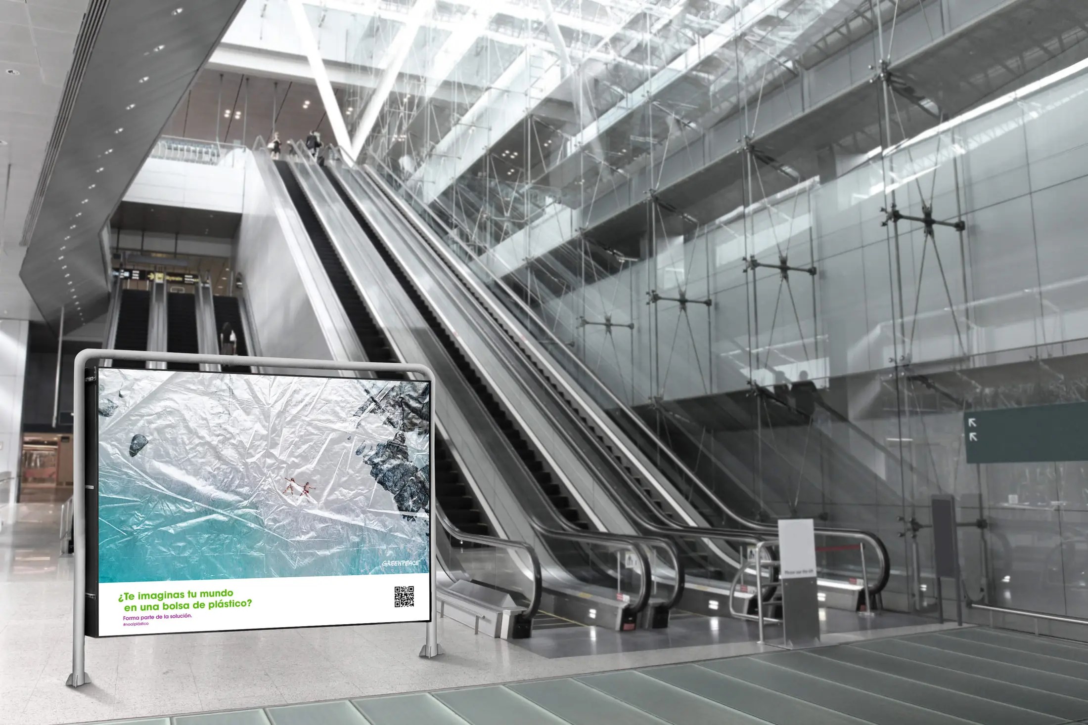 Panel de campaña Greenpeace instalado en un centro comercial