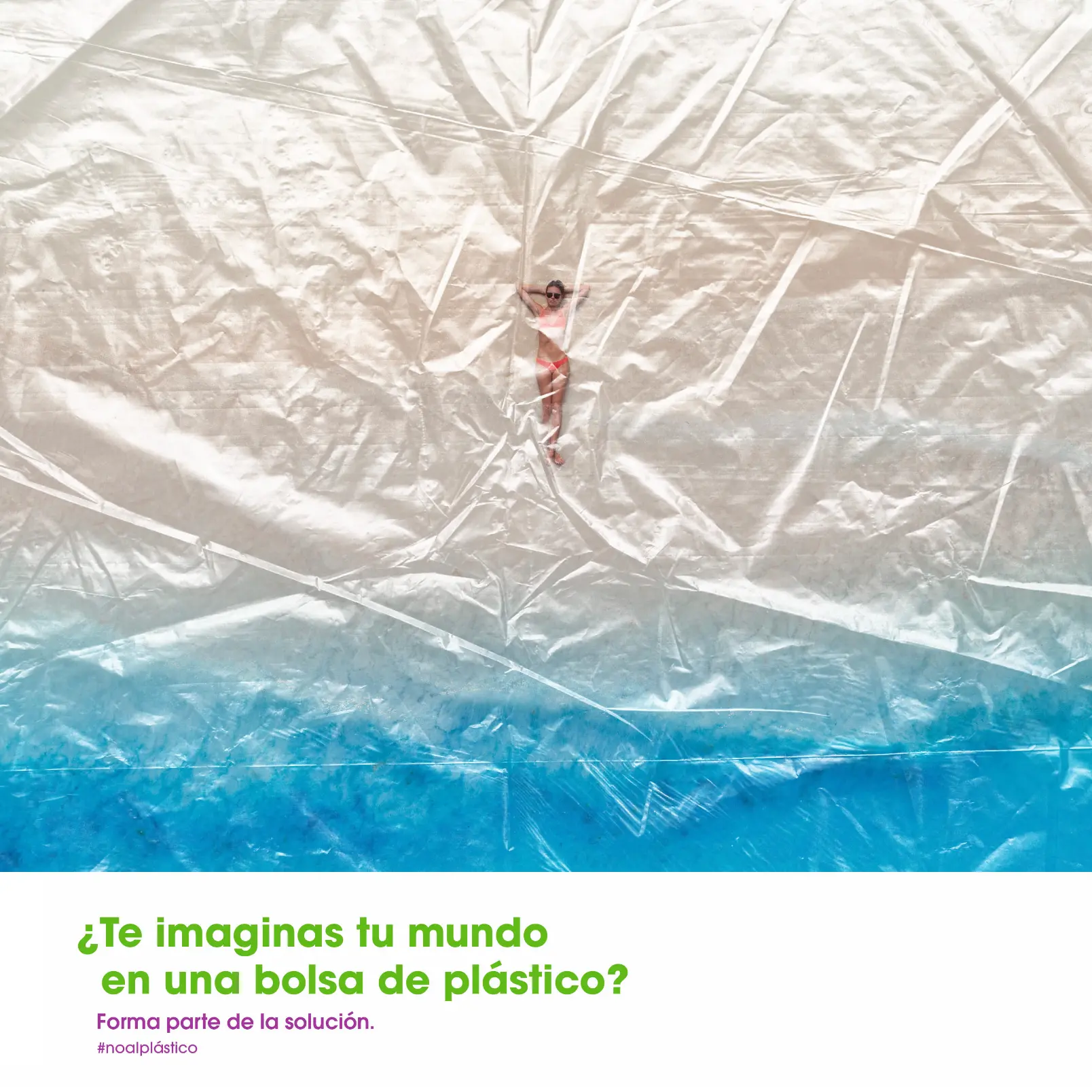 Campaña de Greenpeace mostrando una persona atrapada bajo una textura de plástico
