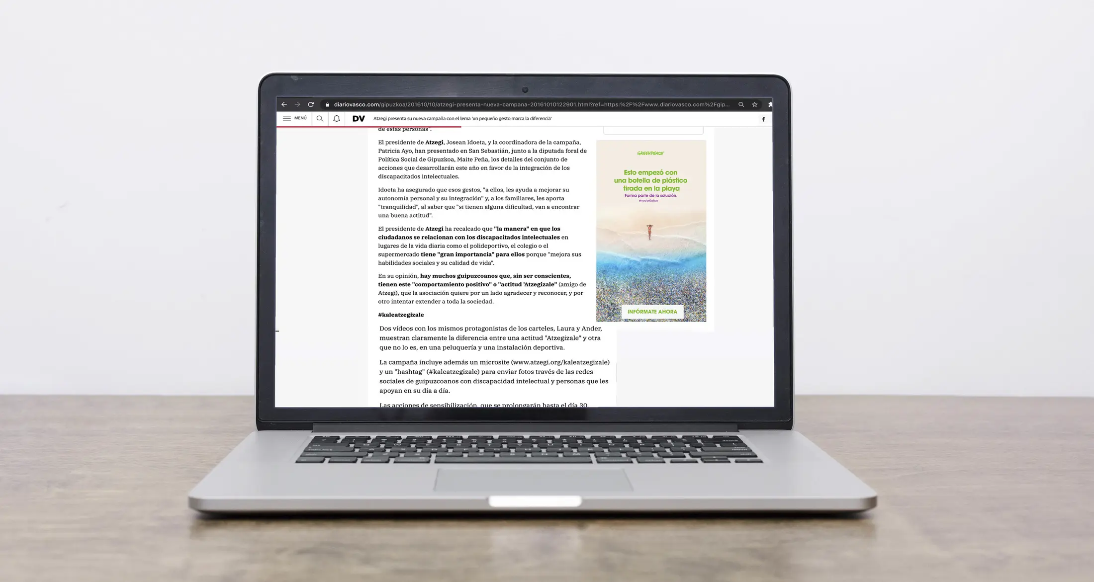 Banner vertical de Greenpeace en una web de noticias