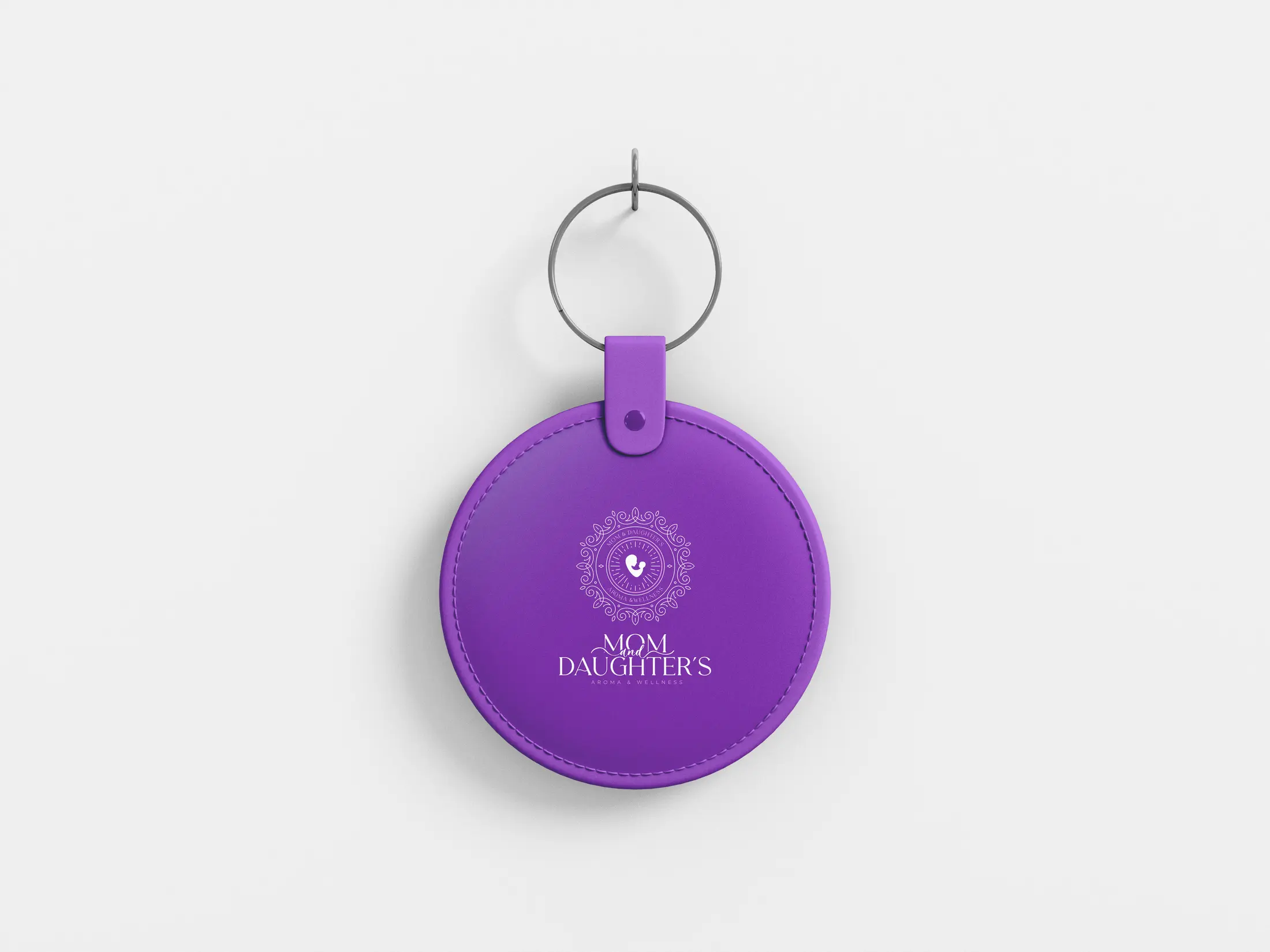 Llavero circular púrpura con la identidad