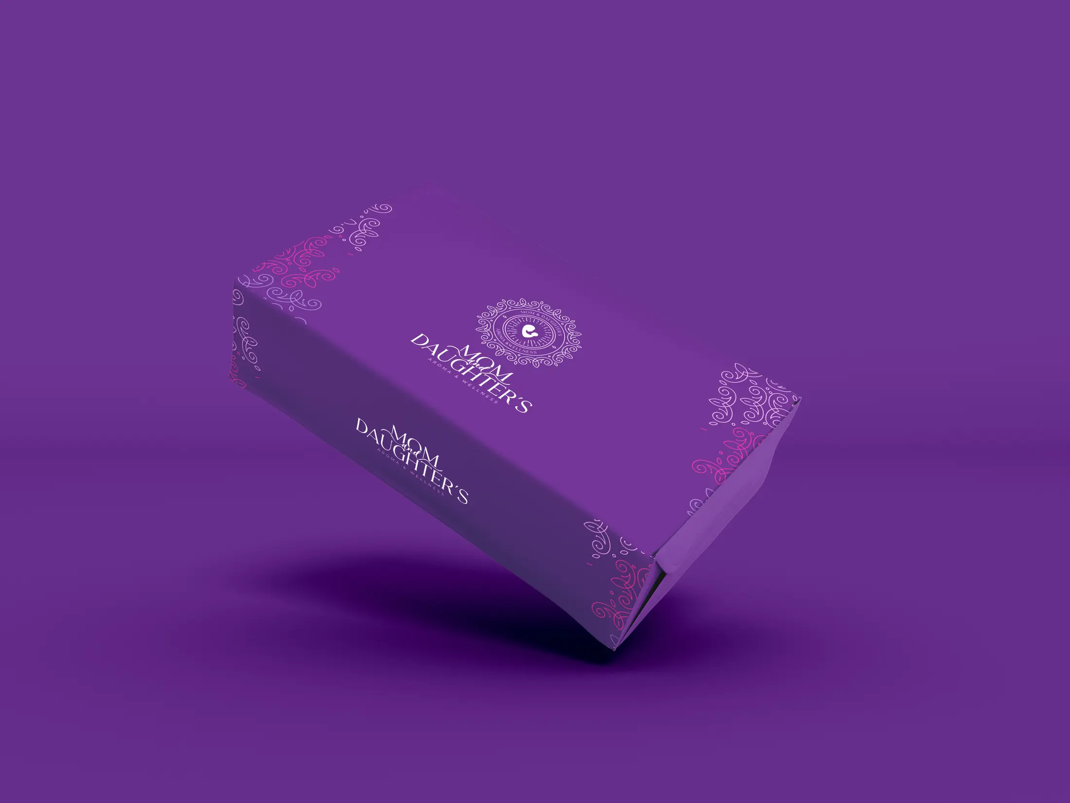 Caja púrpura de la marca sobre fondo púrpura